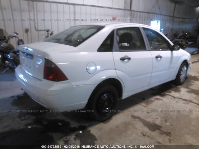 1FAFP34N07W354868 - 2007 FORD FOCUS ZX4/S/SE/SES WHITE photo 4