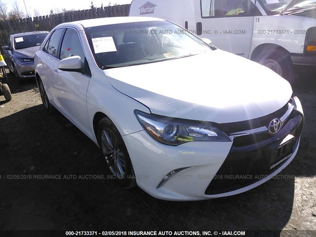 4T1BF1FKXFU112419 - 2015 TOYOTA CAMRY LE/XLE/SE/XSE WHITE photo 1