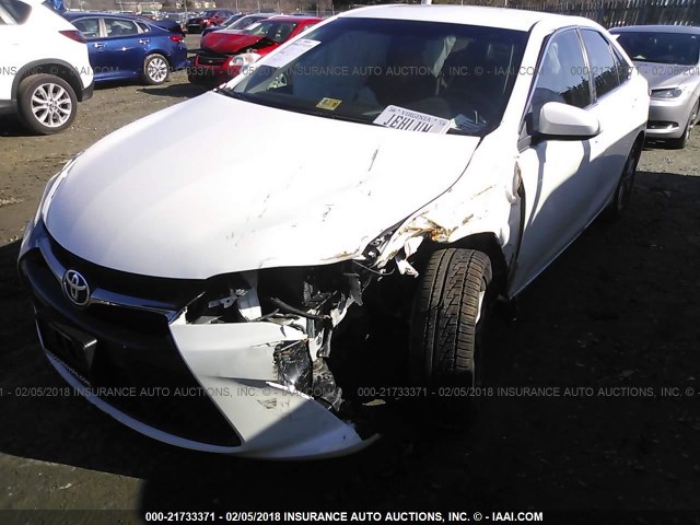 4T1BF1FKXFU112419 - 2015 TOYOTA CAMRY LE/XLE/SE/XSE WHITE photo 2