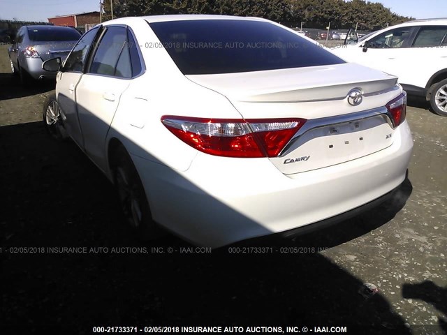 4T1BF1FKXFU112419 - 2015 TOYOTA CAMRY LE/XLE/SE/XSE WHITE photo 3