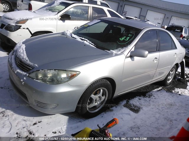 4T1BE32K76U707524 - 2006 TOYOTA CAMRY LE/XLE/SE ვერცხლისფერი ფოტო 2