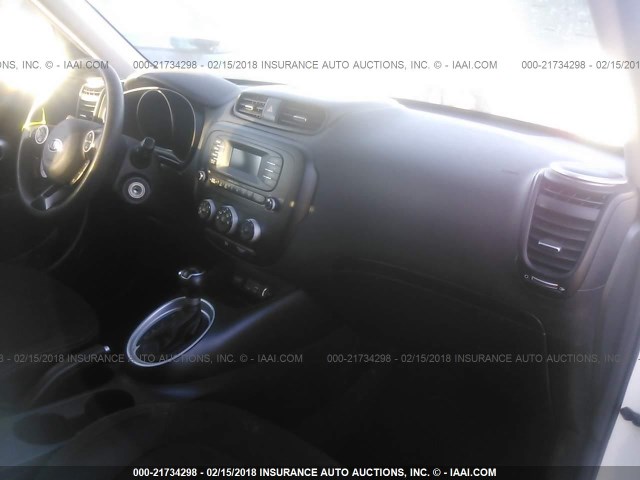 KNDJN2A27G7319172 - 2016 KIA SOUL WHITE photo 5