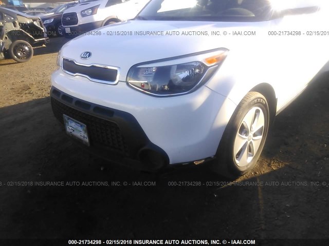 KNDJN2A27G7319172 - 2016 KIA SOUL WHITE photo 6