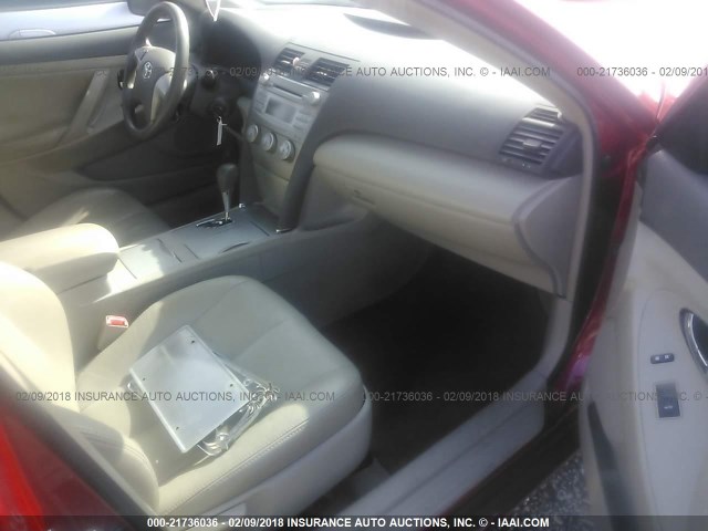 4T1BF3EK4BU647267 - 2011 TOYOTA CAMRY SE/LE/XLE RED photo 5