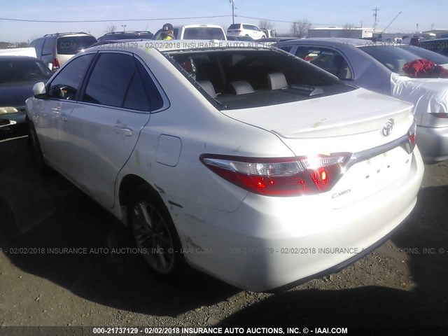 4T1BF1FK2HU294796 - 2017 TOYOTA CAMRY LE/XLE/SE/XSE WHITE photo 3