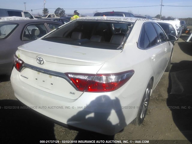 4T1BF1FK2HU294796 - 2017 TOYOTA CAMRY LE/XLE/SE/XSE WHITE photo 4