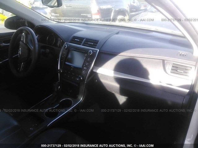 4T1BF1FK2HU294796 - 2017 TOYOTA CAMRY LE/XLE/SE/XSE WHITE photo 5