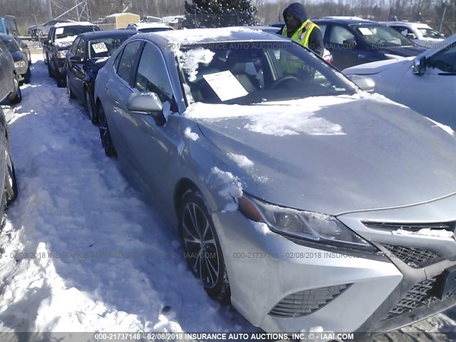 4T1B11HK4JU017102 - 2018 TOYOTA CAMRY L/LE/XLE/SE/XSE SILVER photo 1