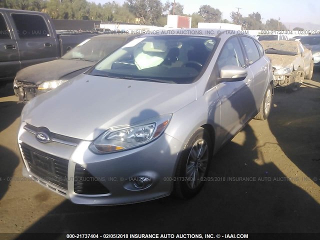 1FAHP3M21CL349186 - 2012 FORD FOCUS SEL SILVER photo 2