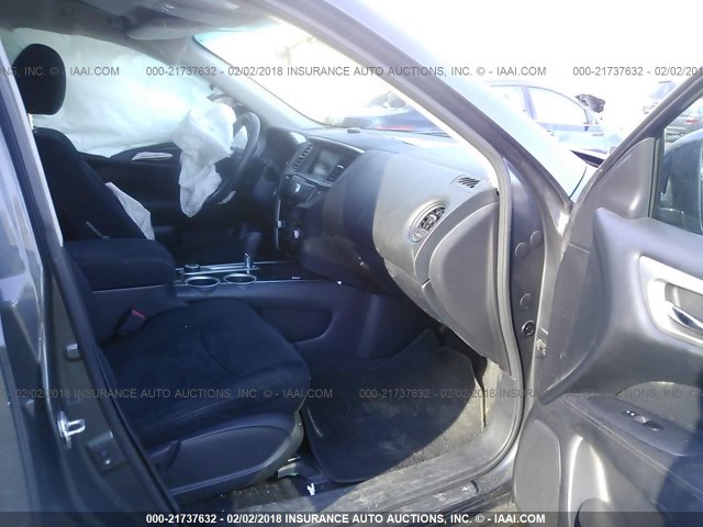 5N1AR2MM3DC674792 - 2013 NISSAN PATHFINDER S/SV/SL/PLATINUM 灰色 照片 5