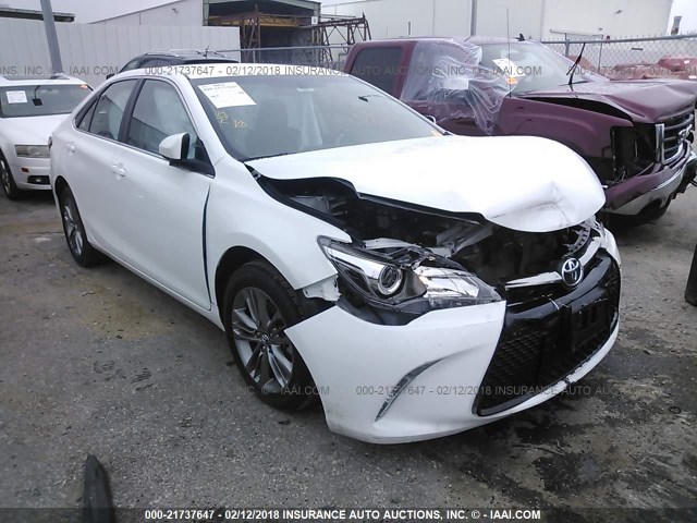 4T1BF1FK0HU676812 - 2017 TOYOTA CAMRY LE/XLE/SE/XSE Weiß Foto 1