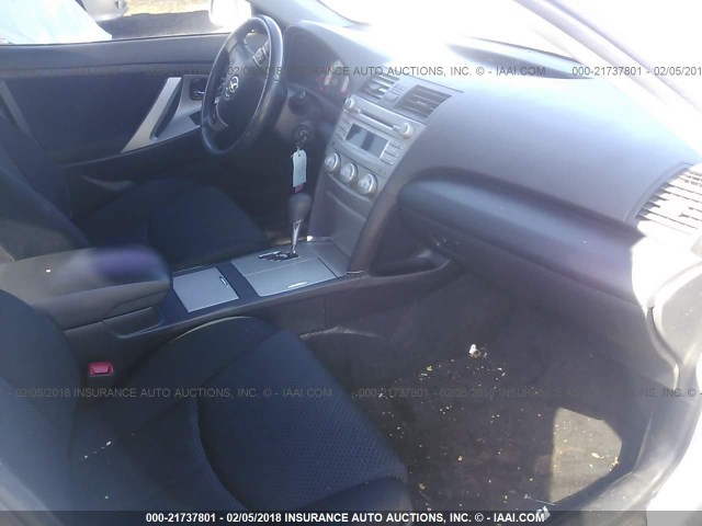 4T1BF3EK1BU222766 - 2011 TOYOTA CAMRY SE/LE/XLE SILVER photo 5