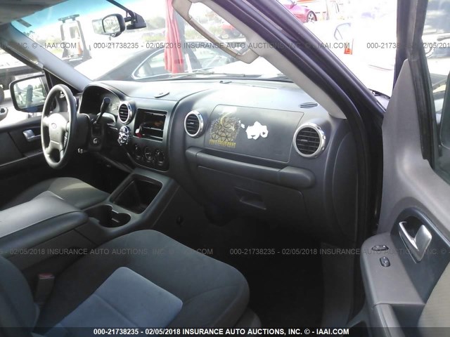 1FMRU15W13LA06130 - 2003 FORD EXPEDITION XLT შავი ფოტო 5