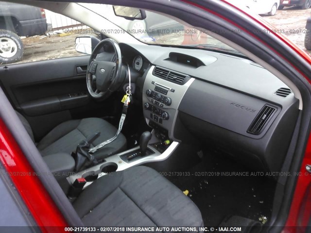 1FAHP35N78W265047 - 2008 FORD FOCUS SE/SEL/SES RED photo 5