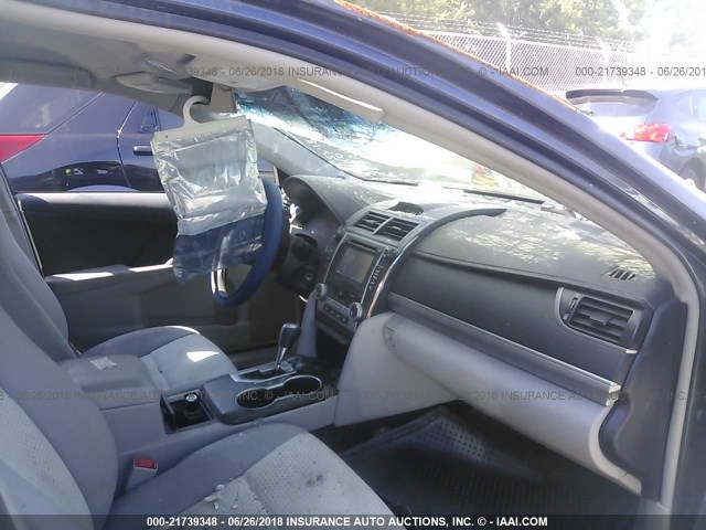 4T4BF1FKXER431078 - 2014 TOYOTA CAMRY L/SE/LE/XLE 深蓝色 照片 5