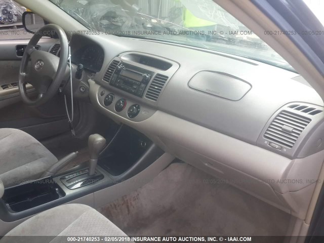 4T1BF32K22U018577 - 2002 TOYOTA CAMRY LE/XLE/SE BLACK photo 5