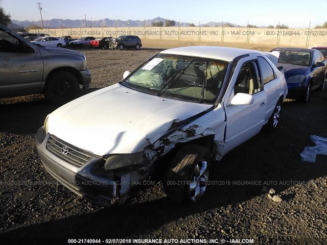 JT2BG22K2V0015601 - 1997 TOYOTA CAMRY LE/XLE Weiß Foto 2