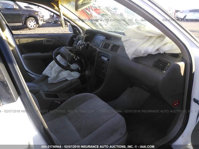 JT2BG22K2V0015601 - 1997 TOYOTA CAMRY LE/XLE Weiß Foto 5