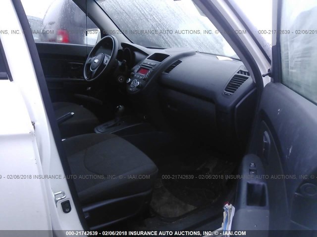 KNDJT2A50D7485979 - 2013 KIA SOUL WHITE photo 5