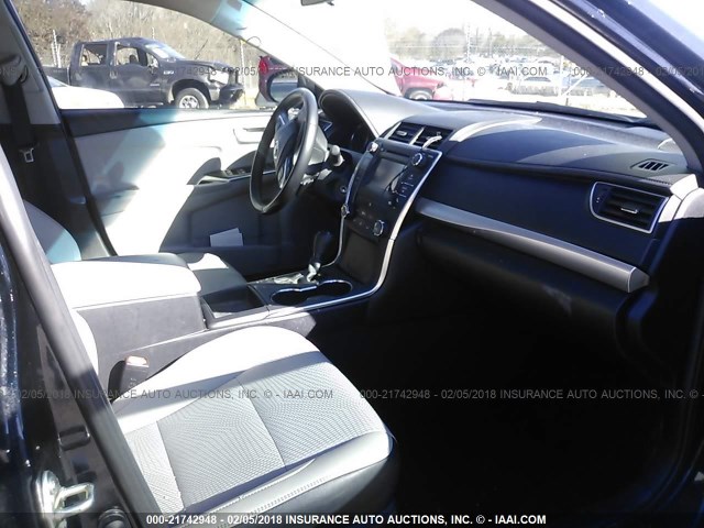4T1BF1FKXGU192676 - 2016 TOYOTA CAMRY LE/XLE/SE/XSE Schwarz Foto 5