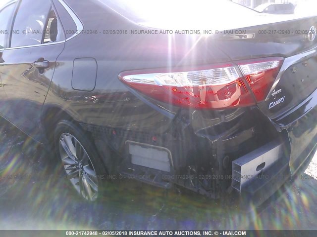 4T1BF1FKXGU192676 - 2016 TOYOTA CAMRY LE/XLE/SE/XSE Schwarz Foto 6
