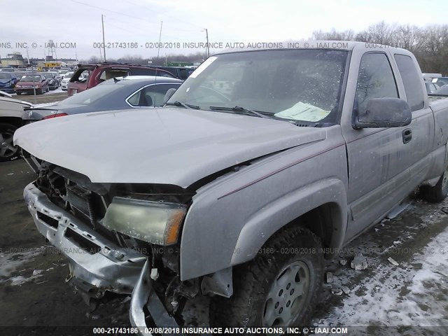 2GCEK19T141368037 - 2004 CHEVROLET SILVERADO K1500 SILVER photo 2