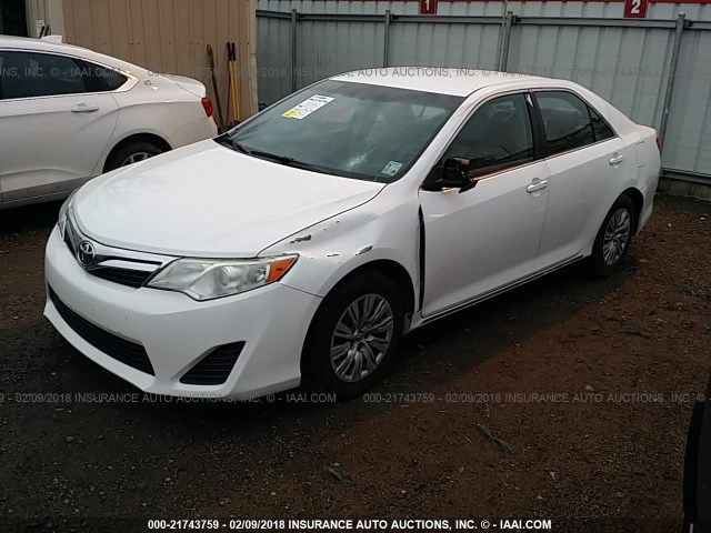 4T4BF1FK1CR196003 - 2012 TOYOTA CAMRY SE/LE/XLE WHITE photo 2