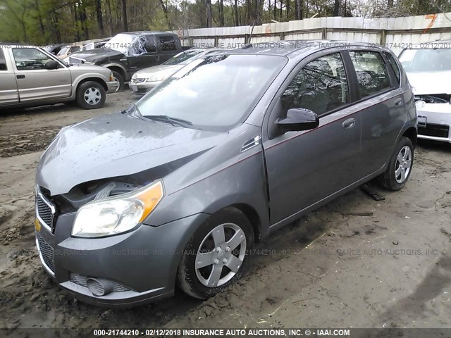 KL1TD6DE8AB096337 - 2010 CHEVROLET AVEO LS/LT GRAY photo 2