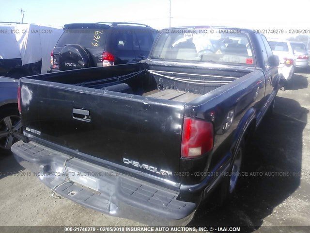 1GCCS19X5WK252076 - 1998 CHEVROLET S TRUCK S10 BLACK photo 4