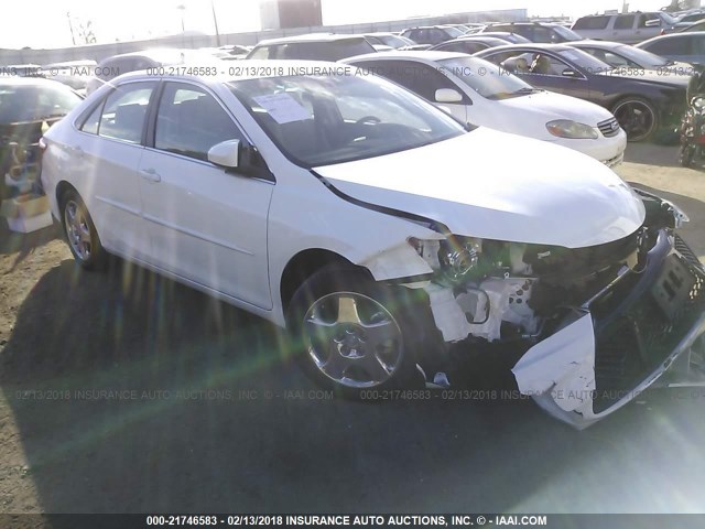 4T1BF1FK0HU435249 - 2017 TOYOTA CAMRY LE/XLE/SE/XSE Blanc photo 1
