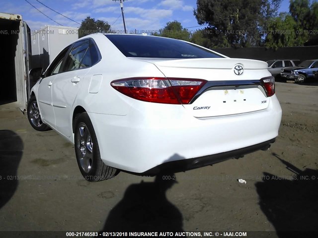 4T1BF1FK0HU435249 - 2017 TOYOTA CAMRY LE/XLE/SE/XSE Blanc photo 3