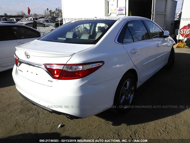 4T1BF1FK0HU435249 - 2017 TOYOTA CAMRY LE/XLE/SE/XSE WHITE photo 4