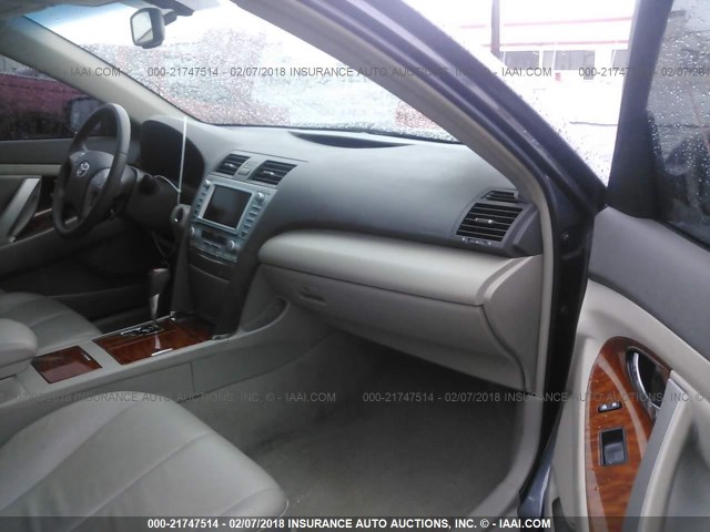 4T1BK46KX8U068597 - 2008 TOYOTA CAMRY LE/XLE/SE GRAY photo 5