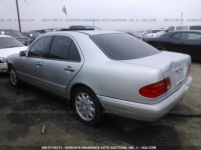 WDBJF25FXWA697478 - 1998 MERCEDES-BENZ E 300TD SILVER photo 3