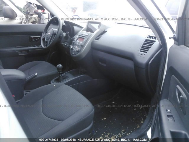 KNDJT2A57D7768489 - 2013 KIA SOUL WHITE photo 5