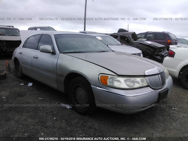 1LNHM81W2YY819190 - 2000 LINCOLN TOWN CAR EXECUTIVE SILVER photo 1