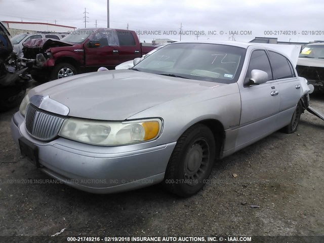 1LNHM81W2YY819190 - 2000 LINCOLN TOWN CAR EXECUTIVE SILVER photo 2