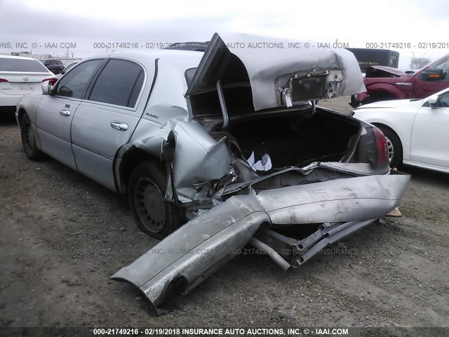 1LNHM81W2YY819190 - 2000 LINCOLN TOWN CAR EXECUTIVE SILVER photo 3