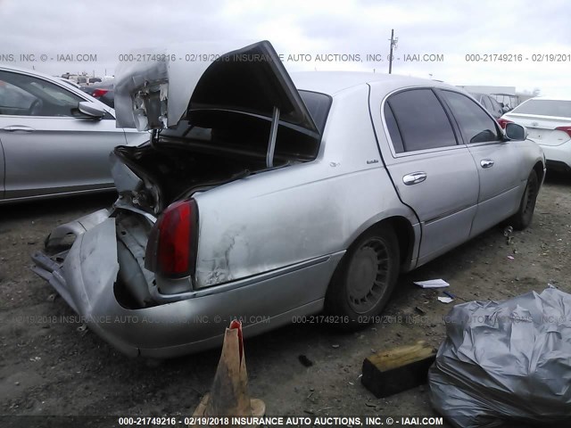 1LNHM81W2YY819190 - 2000 LINCOLN TOWN CAR EXECUTIVE SILVER photo 4