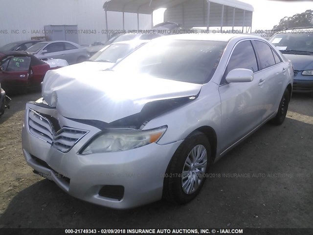 4T1BF3EK2BU777130 - 2011 TOYOTA CAMRY SE/LE/XLE ვერცხლისფერი ფოტო 2
