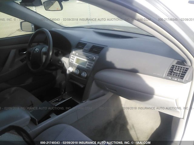 4T1BF3EK2BU777130 - 2011 TOYOTA CAMRY SE/LE/XLE ვერცხლისფერი ფოტო 5