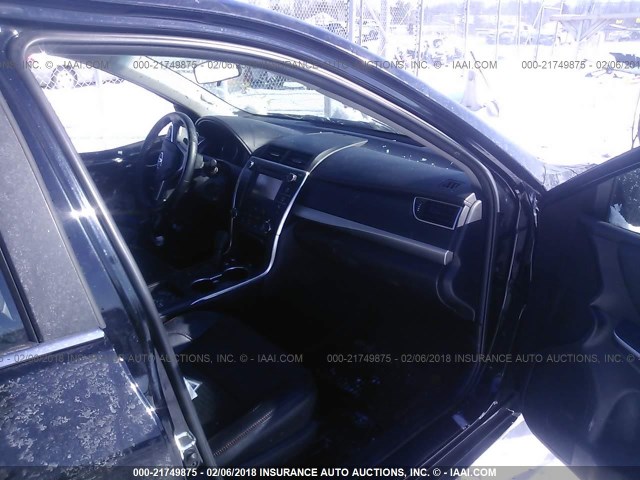 4T1BF1FK8FU088279 - 2015 TOYOTA CAMRY LE/XLE/SE/XSE შავი ფოტო 5
