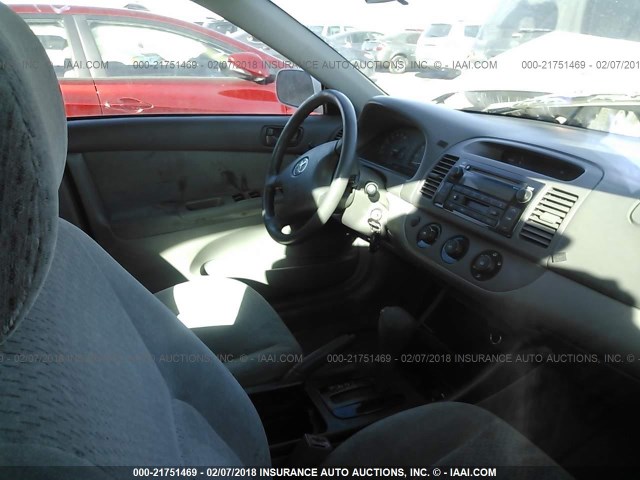 4T1BE32K32U042793 - 2002 TOYOTA CAMRY LE/XLE/SE 银色 照片 5