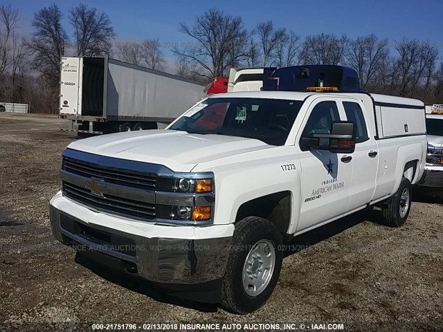 1GC2KUEG8JZ146062 - 2018 CHEVROLET K2500 4X4 CREWCAB  WHITE photo 2