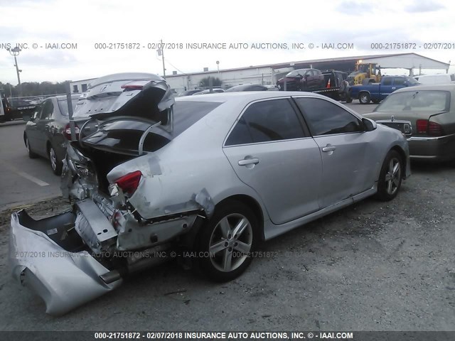 4T1BF1FK0EU401002 - 2014 TOYOTA CAMRY L/SE/LE/XLE ვერცხლისფერი ფოტო 4