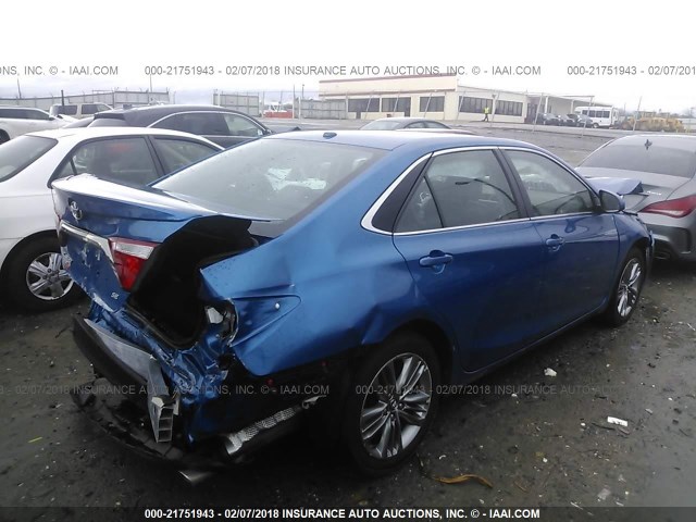 4T1BF1FKXHU662030 - 2017 TOYOTA CAMRY LE/XLE/SE/XSE ლურჯი ფოტო 4