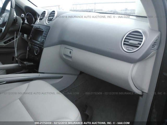 4JGBB7CB4AA532674 - 2010 MERCEDES-BENZ ML 550 4MATIC GRAY photo 5