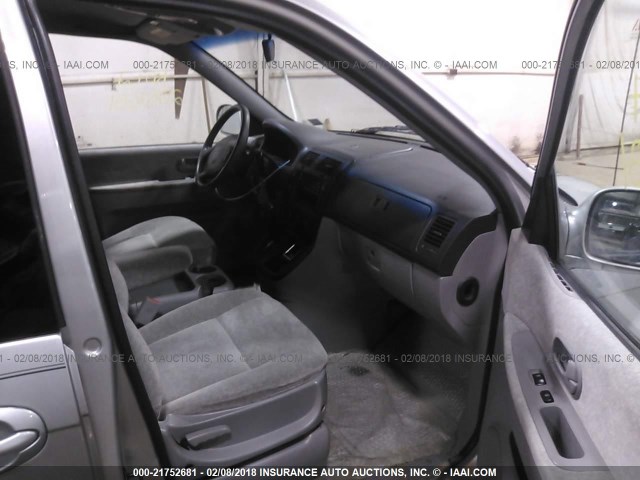 KNDUP131246597131 - 2004 KIA SEDONA EX/LX SILVER photo 5