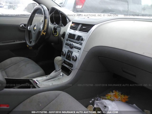 1G1ZC5E04CF300493 - 2012 CHEVROLET MALIBU 1LT WHITE photo 5