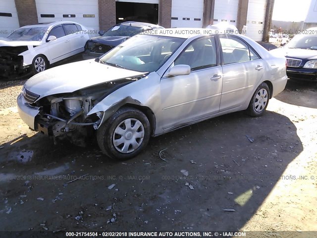 4T1BE32K22U067099 - 2002 TOYOTA CAMRY LE/XLE/SE SILVER photo 2